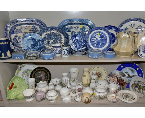 A GROUP OF CERAMICS, to include Wedgwood Jasperware, blue and white 'Willow' meat platters, Aynsley trinkets and vases 'Wild 
