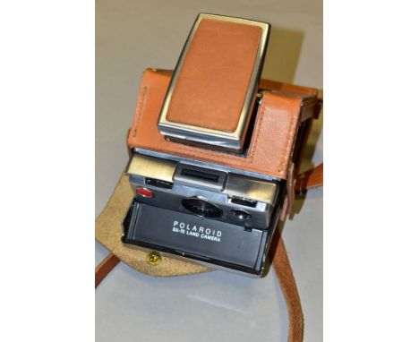 POLAROID SX-70 LAND CAMERA, manual focusing and adjustable exposure control, complete with fitted leather case, allows camera