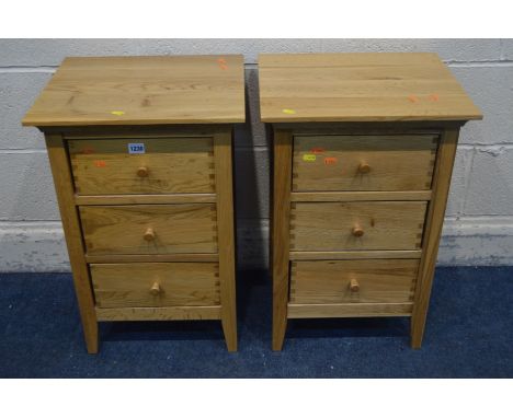 A PAIR OF SOLID LIGHT OAK THREE DRAWER BEDSIDE CABINETS
