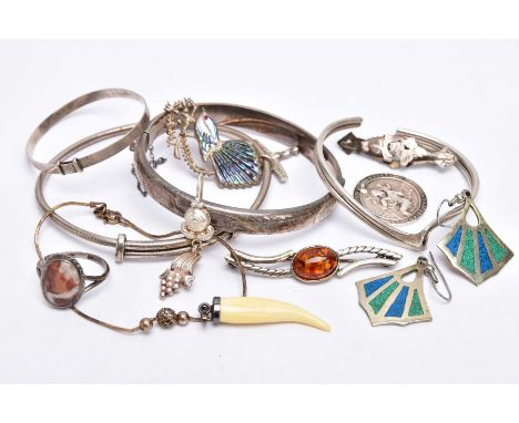 A SELECTION OF SILVER AND WHITE METAL JEWELLERY, to include a silver hinged bangle with a decorative foliate design, fitted w