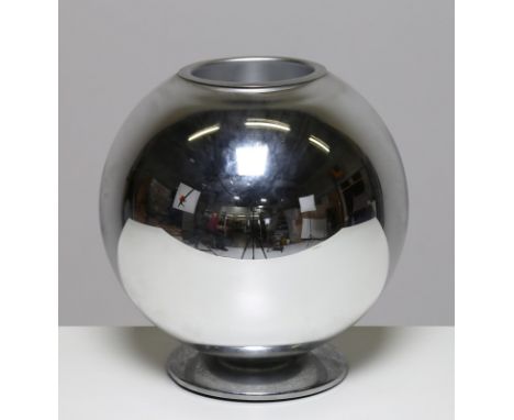 Attributed Table lamp. Glass and metal. Cm 30,00 x 30,00 x 30,00. Spherical structure in chromed metal, 80s.