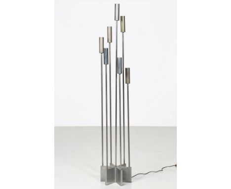 ITALIAN MANUFACTURE Floor lamp. Chromed metal. Cm 31,00 x 173,00 x 31,00. Floor lamp with seven lights in chromed metal, 70s.