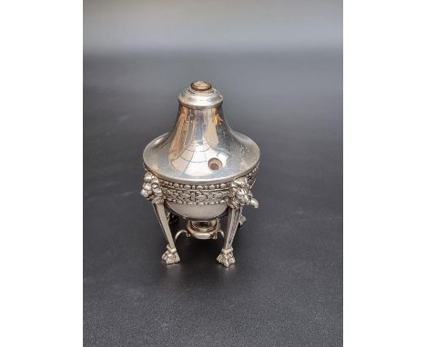 A Continental white metal novelty 'samovar' table lighter,&nbsp;stamped 'AM 830', 9cm high. 