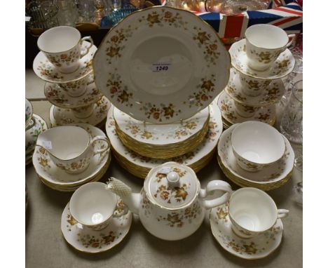 A Colclough Avon pattern eight setting dinner and tea service, inc teapot, cups, saucers, side plates, dinner plates, bowls e