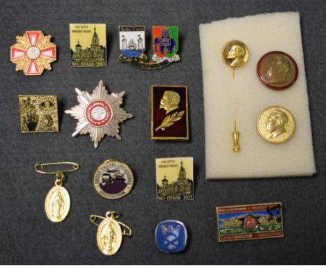 Russian enamel badges; Chairman Mao and Lennin badges