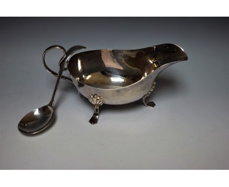 A silver sauce boat, Sheffield 1964, approx. 7oz, with an EPNS sauce ladle (2)