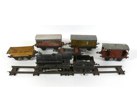A Hornby O gauge tinplate train set, comprising a 60985 engine, in green livery for British Railways, with tender and coal tr