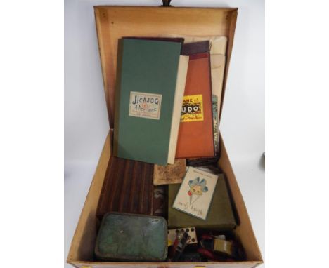 Early 20thC games and puzzles, including alphabet letters, wooden and Bavarian card map jigsaw puzzles, dominoes, chess sets,