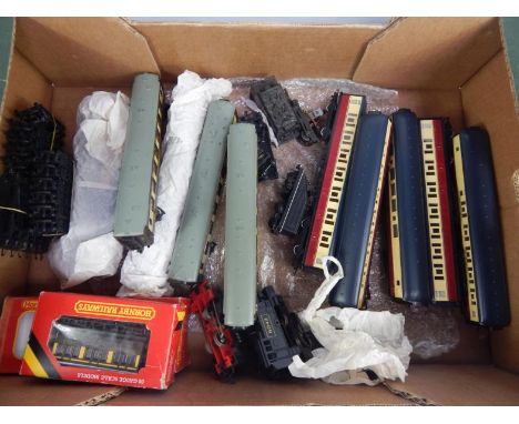 Hornby Dublo Pullman carriages, further carriages, shunting engine and tenders, (qty).