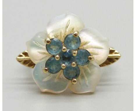 A 9ct gold, blue stone and spinning mother of pearl ring, 3.4g, L 