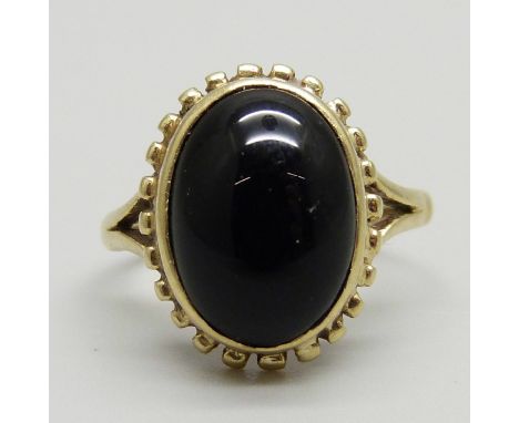 A 9ct gold and onyx cabochon ring, 3.4g, N 