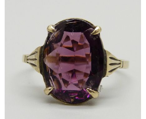 A gold and amethyst solitaire ring, 2.6g, Q 