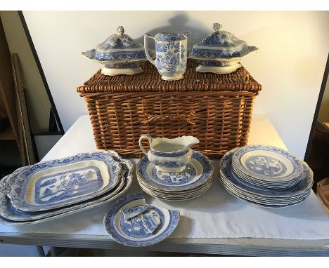 Corona blue and white willow pattern dinner ware, 1 side plate a/f, with picnic hamper case. (24 pieces)