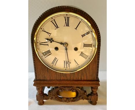 An oak cased mantel clock. 33cms h