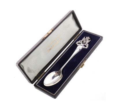 SILVER SPOON COMMEMORATING THE BOER WARmaker Vaughton & Sons, Birmingham 1901, the terminal with blue enamel crossed rifles, 