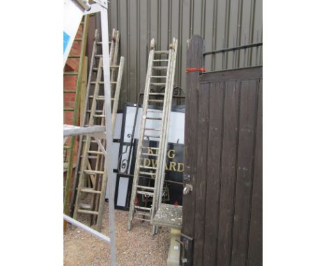 Triple aluminium extending ladder