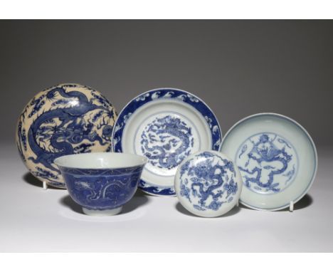 FIVE CHINESE BLUE AND WHITE 'DRAGON' ITEMS QING DYNASTY Comprising: a blue-ground bowl with a four character Kangxi mark and 