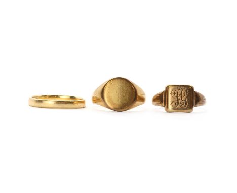 Three gold rings,comprising an 18ct gold wedding ring, Birmingham 1939, a gold signet ring, tested as approximately 18ct gold
