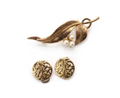 A 9ct gold cultured pearl spray brooch, with pin and roller catch, London 1966, together with a pair of 9ct gold clip earring