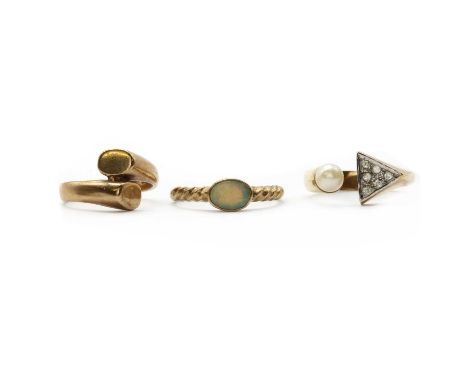 Three gold rings,comprising a 9ct gold crossover ring, London 1976, a 9ct gold single stone opal ring with twist style should