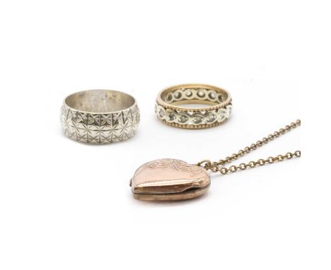 A collection of gold and silver jewellery,to include a 9ct white gold engraved wedding ring, Birmingham 1970, a 9ct gold spin