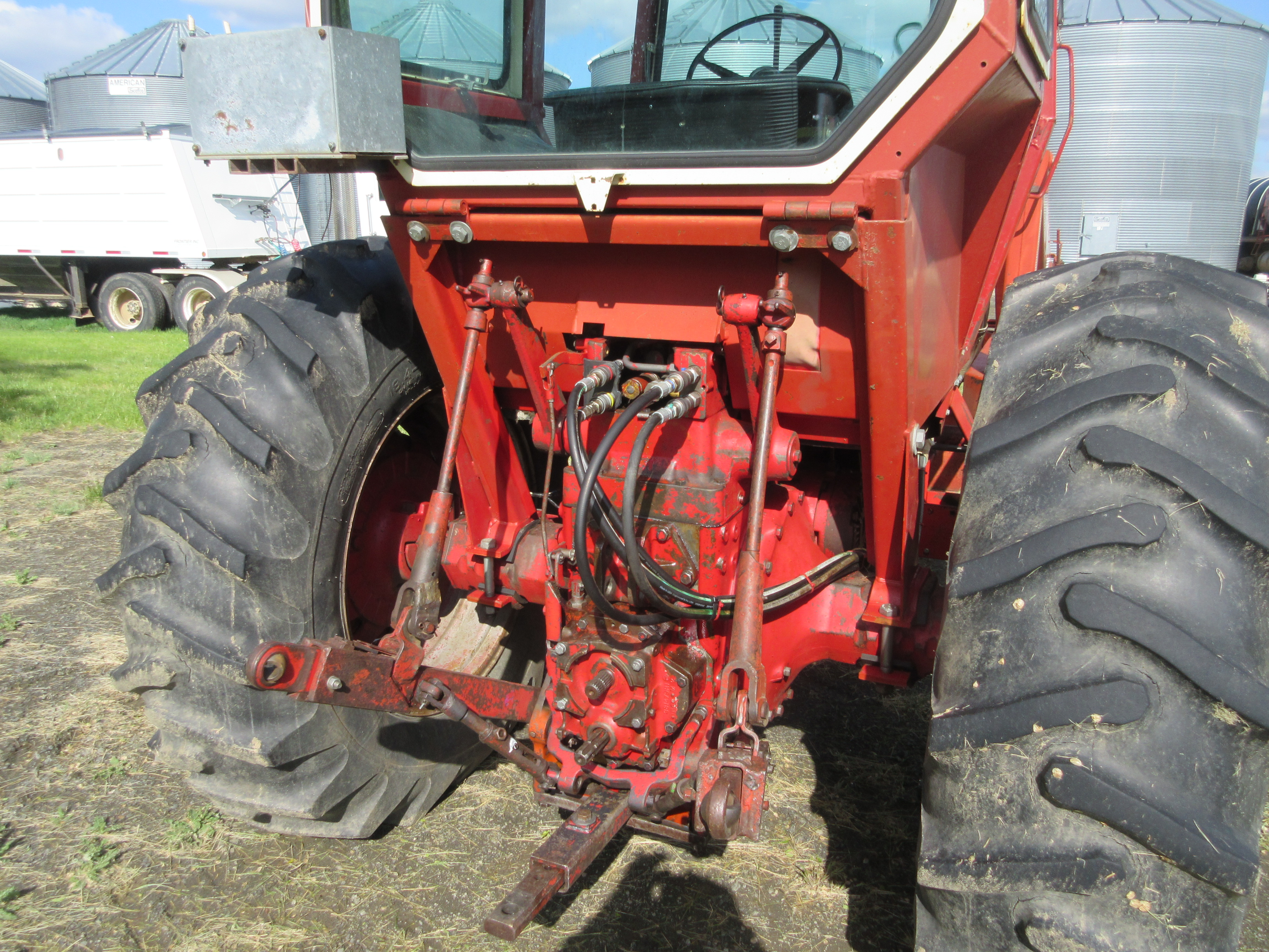 IH 806 tractor, Cab with doors, diesel dual PTO, 3 Pt, Farmhand F-235 ...