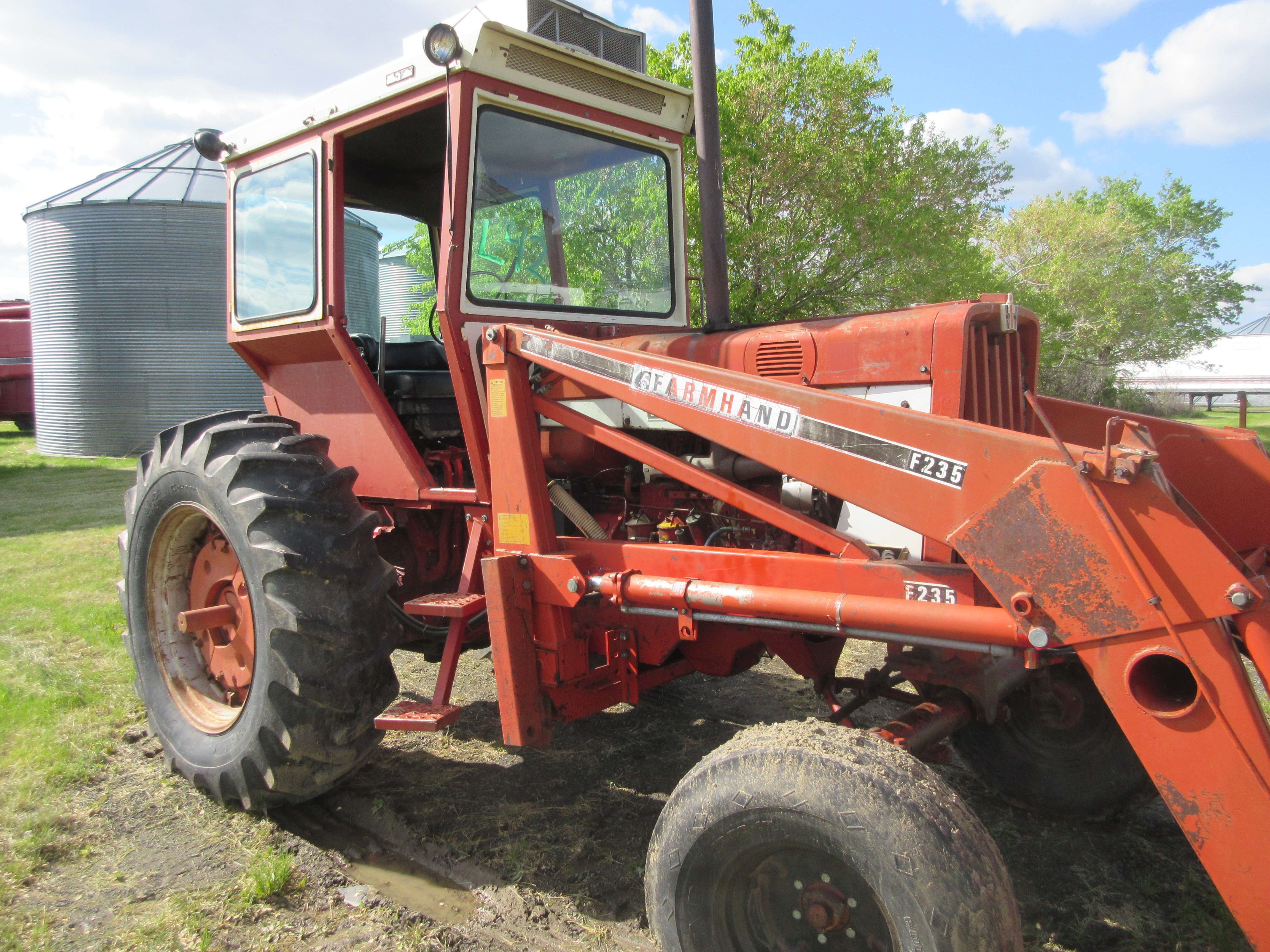 IH 806 tractor, Cab with doors, diesel dual PTO, 3 Pt, Farmhand F235