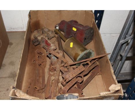 A BOX OF VINTAGE TOOLS TO INCLUDE SCALES, LANTERN VICE ETC