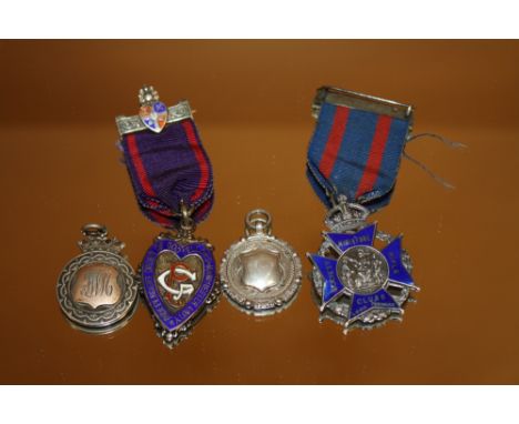 A BIRMINGHAM HALLMARKED SILVER ENAMEL MASONIC BADGE TOGETHER WITH ANOTHER AND TWO SILVER FOBS - APPROX 50 g COMBINED WEIGHT