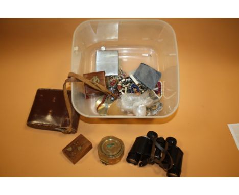 A BOX OF ASSORTED COLLECTABLES TO INCLUDE BINOCULARS COSTUME JEWELLERY ETC