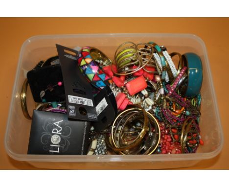 A BOX OF ASSORTED COSTUME JEWELLERY TO INCLUDE BANGLES