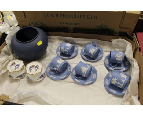 A TRAY OF CERAMICS TO INCLUDE WEDGWOOD JASPERWARE CUPS AND SAUCERS, ROYAL ALBERT MOONLIGHT ROSE LIDDED POTS