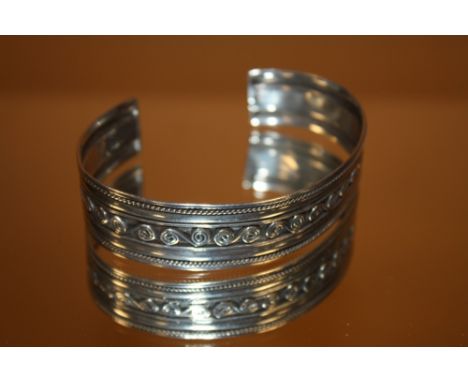 A HALLMARKED SILVER EMBOSSED BANGLE - APPROX 17 g