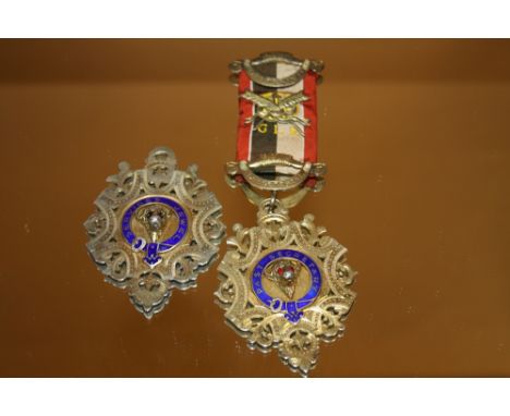 A LONDON HALLMARKED SILVER BUFFALO MASONIC MEDAL TOGETHER WITH ANOTHER SILVER ENAMEL MASONIC MEDAL - APPROX 80 g COMBINED WEI