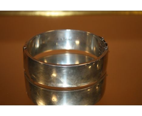 A BIRMINGHAM HALLMARKED SILVER ENGRAVED BANGLE - APPROX 26 g