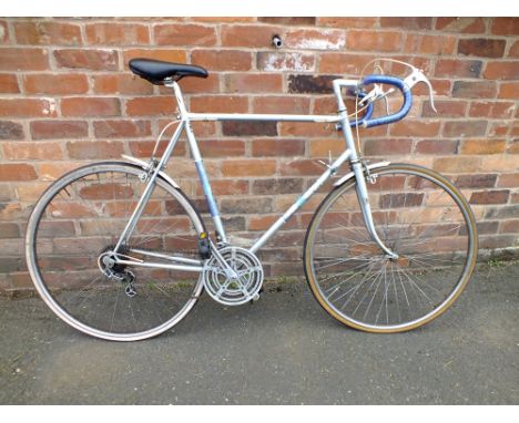 A VINTAGE SILVER GENTS SUN GT10 RACING BIKE, 10 SPEED, 24" FRAME