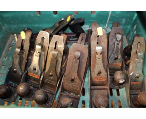 A TRAY OF VINTAGE TOOLS TO INCLUDE PLANES ETC