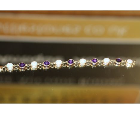 A 9CT GOLD OPAL AND AMETHYST BRACELET - WEIGHT 9.9 GRAMS APPROX