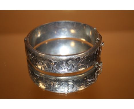 A BIRMINGHAM HALLMARKED SILVER ETCHED BANGLE - APPROX 28 g