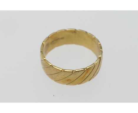 18ct gold wrythen pattern wedding ring, size W, weight approx. 9.7g (Please note condition is not noted. We strongly advise v