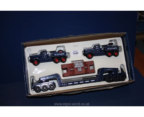 A model Pickfords 24 wheel Trailer with two tractor units, scale 1-50