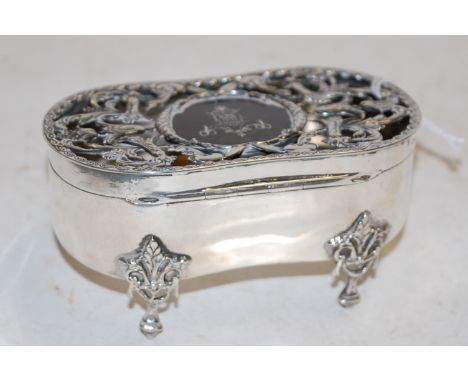 A George V silver kidney shaped trinket jar, having a pierced lid with central tortoiseshell panel, maker William Comyns, Lon