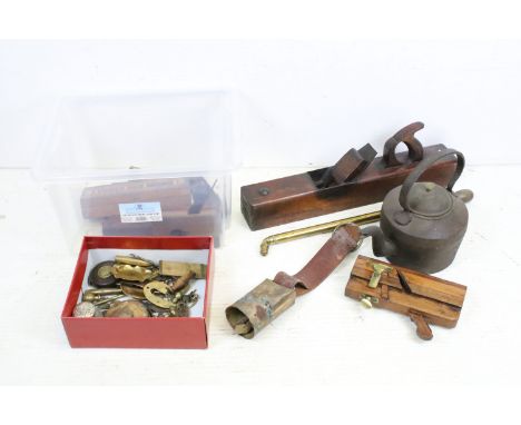 A group of mixed collectables to include vintage carpenters tools, cow bell, cribbage board, tape measure, brass ware, Cast I