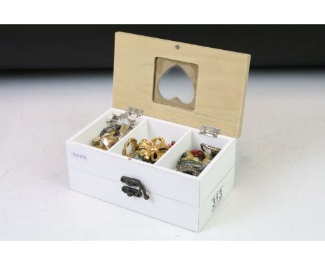 A collection of approx thirty vintage ladies pin brooches to include arts &amp; crafts and retro examples, contained within a