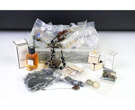 A collection of mainly vintage costume jewellery together with a small quantity of mixed collectables. 