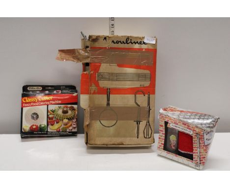 A selection of vintage kitchenalia 