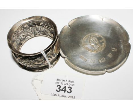 A silver napkin ring and a small silver dish (2), 49g