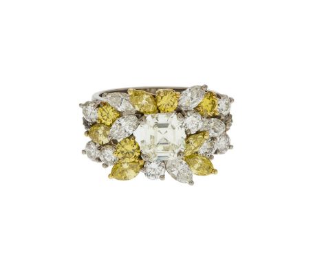 Cazzaniga	 attribué à	 Bague 3 ors 750 sertie d'un diamant light yellow taille carrée à pans coupés (env. 1 ct) entouré de di