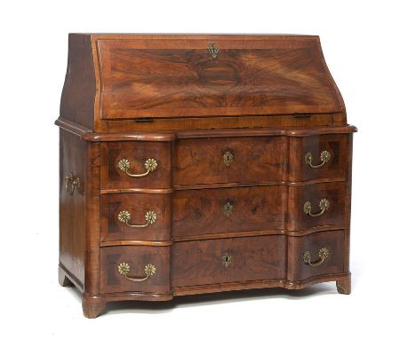 Commode scriban zurichoise	 début XVIIIe s.	 en noyer	 façade en arbalète	 ouvrant par trois tiroirs et un abattant démasquan