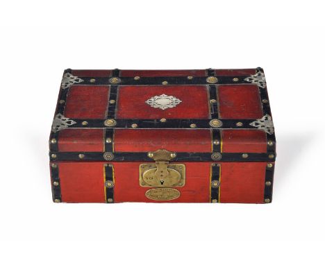 Coffret à jeux en bois gainé de maroquin rouge	 Au Paradis des Enfants à Paris	 XIXe s	 ouvrant sur deux compartiments renfer